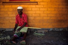 Comoros-Archipelago;-Craft;-Daily-life;-France;-Gestures;-Indian-Ocean;-Kaleidos;-Kaleidos-images;-La-parole-à-limage;-Laurent-Abad;-Mat;-Mayotte;-Old-man;-Stories-Pictures;-Weaving